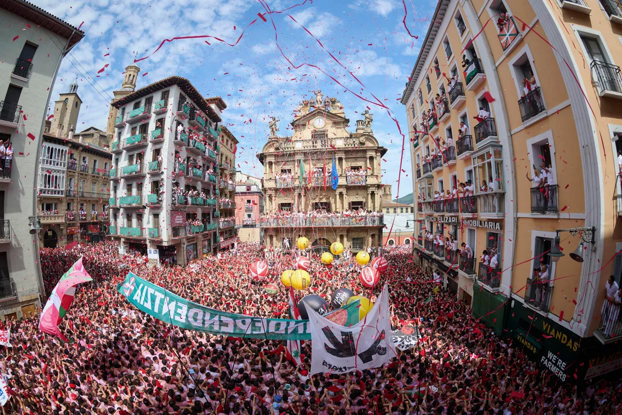 PAMPLONA, 06-07-2025. Comienzo de los San Fermines con el Chupinazo desde la plaza del ayuntamiento de Pamplona . EFE/Daniel Fernández
