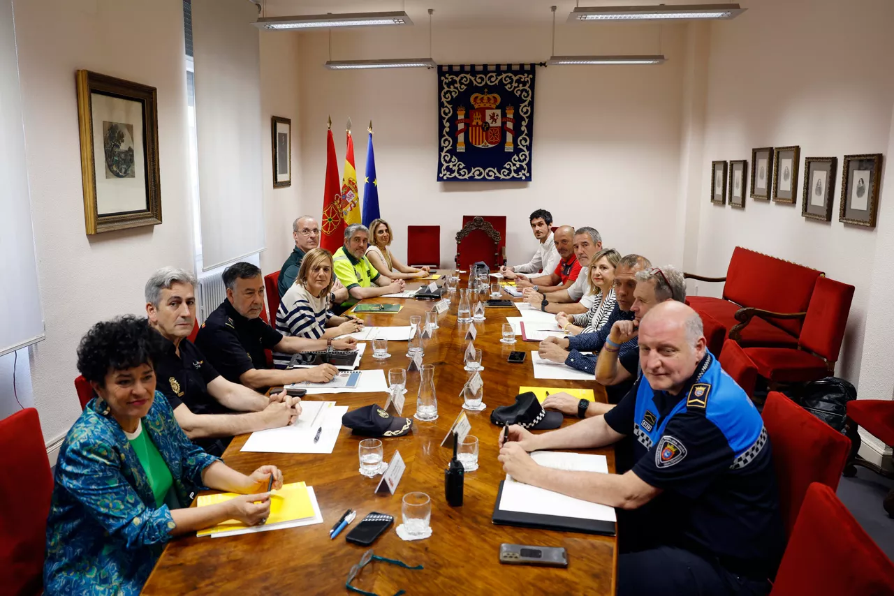 PAMPLONA, 27/06/2025.- Más de 2.700 agentes de las fuerzas y cuerpos de Seguridad del Estado, de la Policía foral y de la Policía Municipal de Pamplona integrarán el dispositivo de seguridad diseñado para los sanfermines, un sistema coordinado y ya a punto que arranca con el deseo de "estas fiestas de 2025 sean solo divertidas". Es el deseo expresado por los responsables de los cuatro cuerpos encargados de la prevención y la intervención, en su caso, durante los inminentes sanfermines en una ciudad que llega a cuadruplicar el número de habitantes y que celebra la mayoría de los actos en la calle, lo que exige un trabajo de preparación que arrancó hace meses, basado en la experiencia de años anteriores. Así lo han manifestado en la reunión mantenida hoy encabezada por la delegada del Gobierno en Navarra, Alicia Echeverría (4i) y la consejera de Interior del Gobierno de Navarra, Amparo López (4d). EFE/ Jesús Diges
