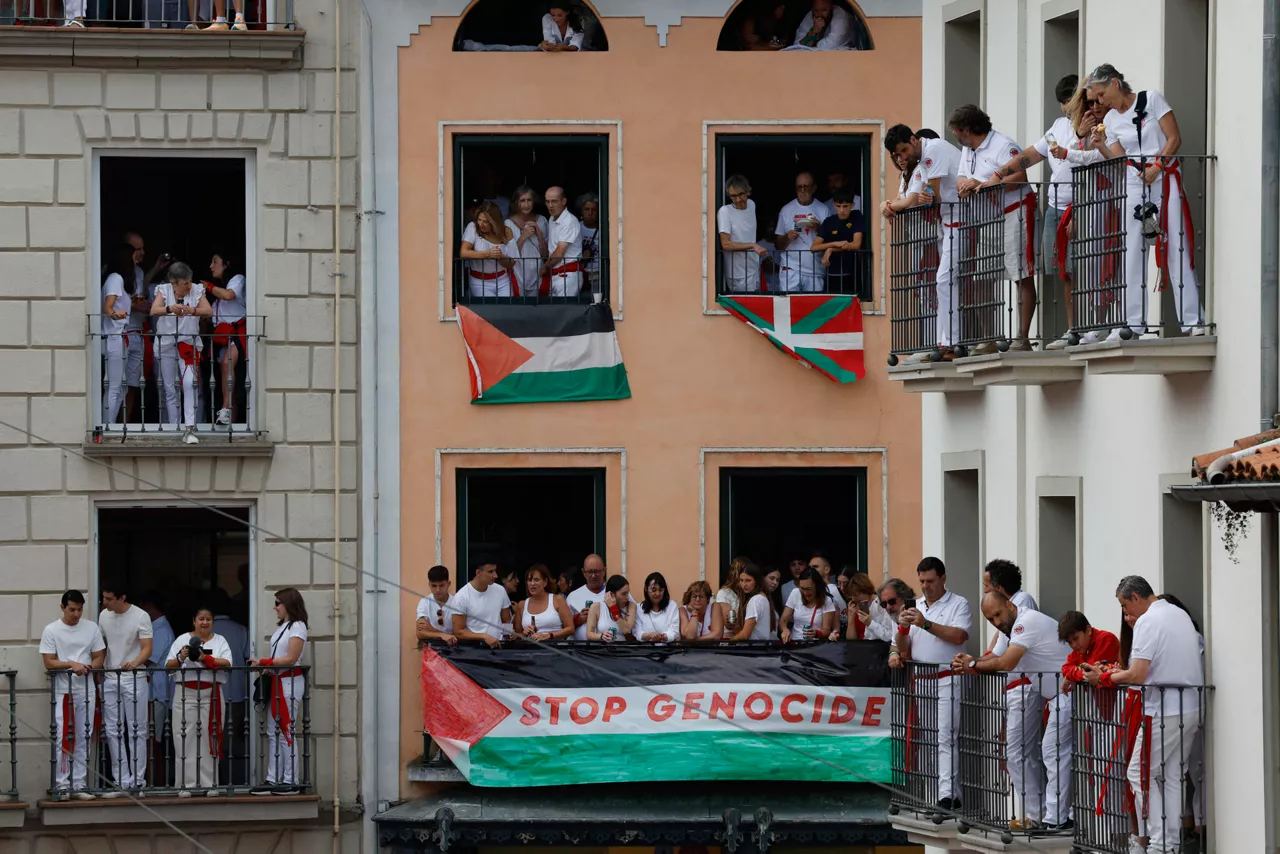PAMPLONA, 06/07/2025.- Pancartas de apoyo a Palestina en la Plaza Consistorial de Pamplona antes del Chupinazo de los Sanfermines desde el balcón del ayuntamiento de Pamplona, esta mañana. EFE/ Jesús Diges
