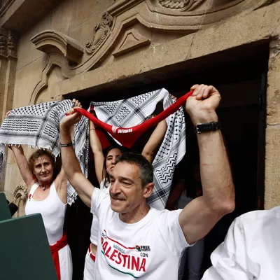 PAMPLONA, 06/07/2025.- Los tres representantes de Yala Nafarroa por Palestina Dyna Kharrat (c), Lidón Soriano (i) y Eduardo Ibero son los encargados de realizar Chupinazo con el que comienzan los Sanfermines desde el balcón del ayuntamiento de Pamplona, este domingo. EFE/ Jesús Diges
