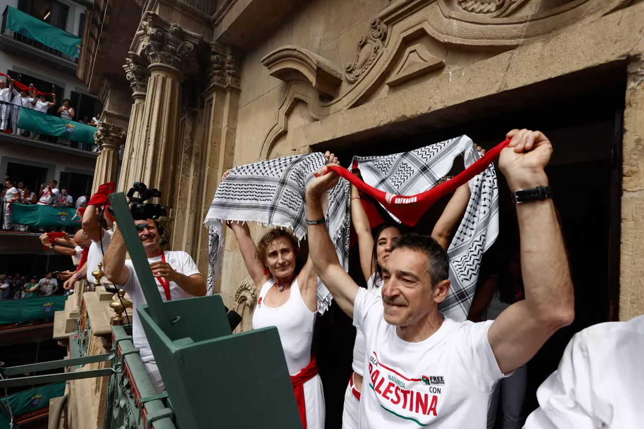 PAMPLONA, 06/07/2025.- Los tres representantes de Yala Nafarroa por Palestina Dyna Kharrat (c), Lidón Soriano (i) y Eduardo Ibero son los encargados de realizar Chupinazo con el que comienzan los Sanfermines desde el balcón del ayuntamiento de Pamplona, este domingo. EFE/ Jesús Diges
