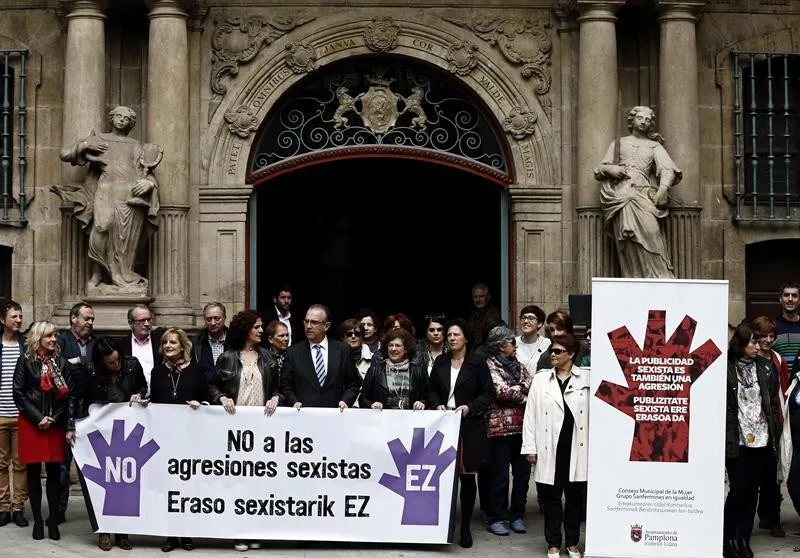 Elkarretaratzea Iruñeko udaletxearen aurrean. Artxiboko irudia: EFE