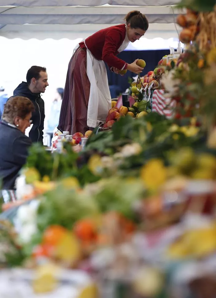 Vendedores de fruta y verdura en la Plaza de la Constitución. EFE