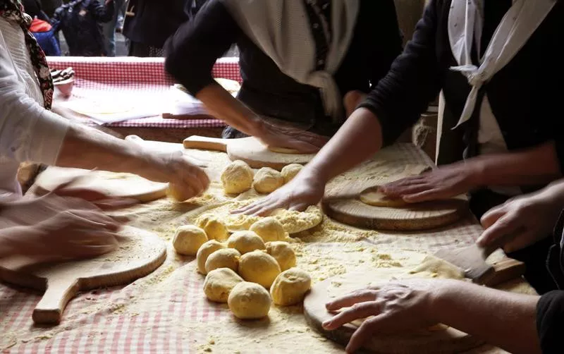 Taloen prestaketa. EFE