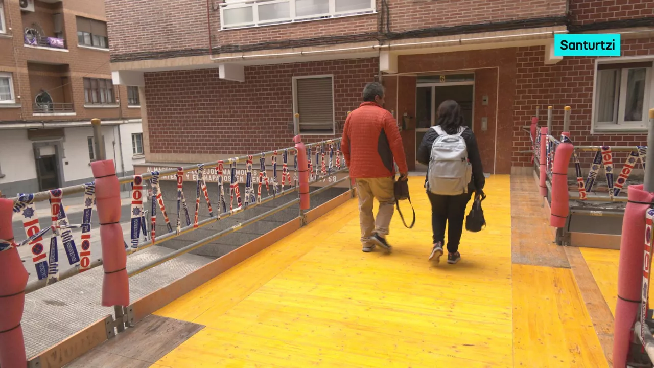 Vecinas y vecinos de la calle Cervantes de Santurtzi afectados por un hundimiento ya pueden acceder a sus casas