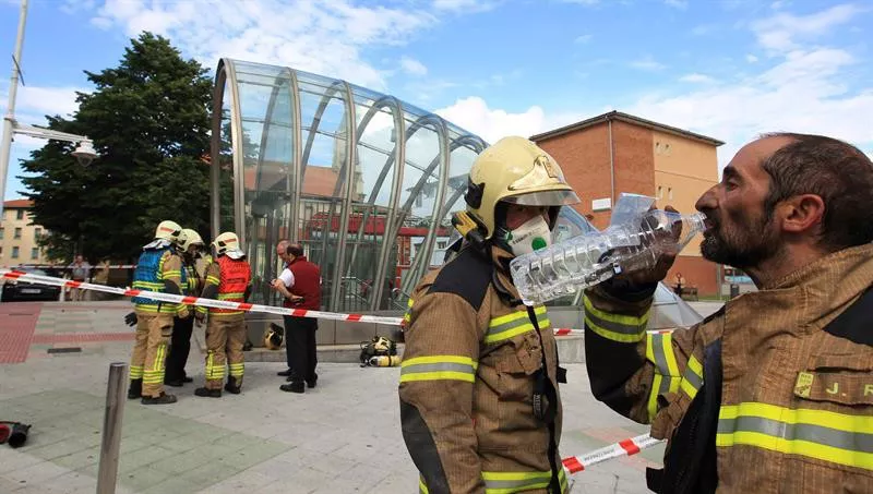 Suhiltzaileak, Santurtziko metro geltokiaren kanpoaldean. Irudia: EFE