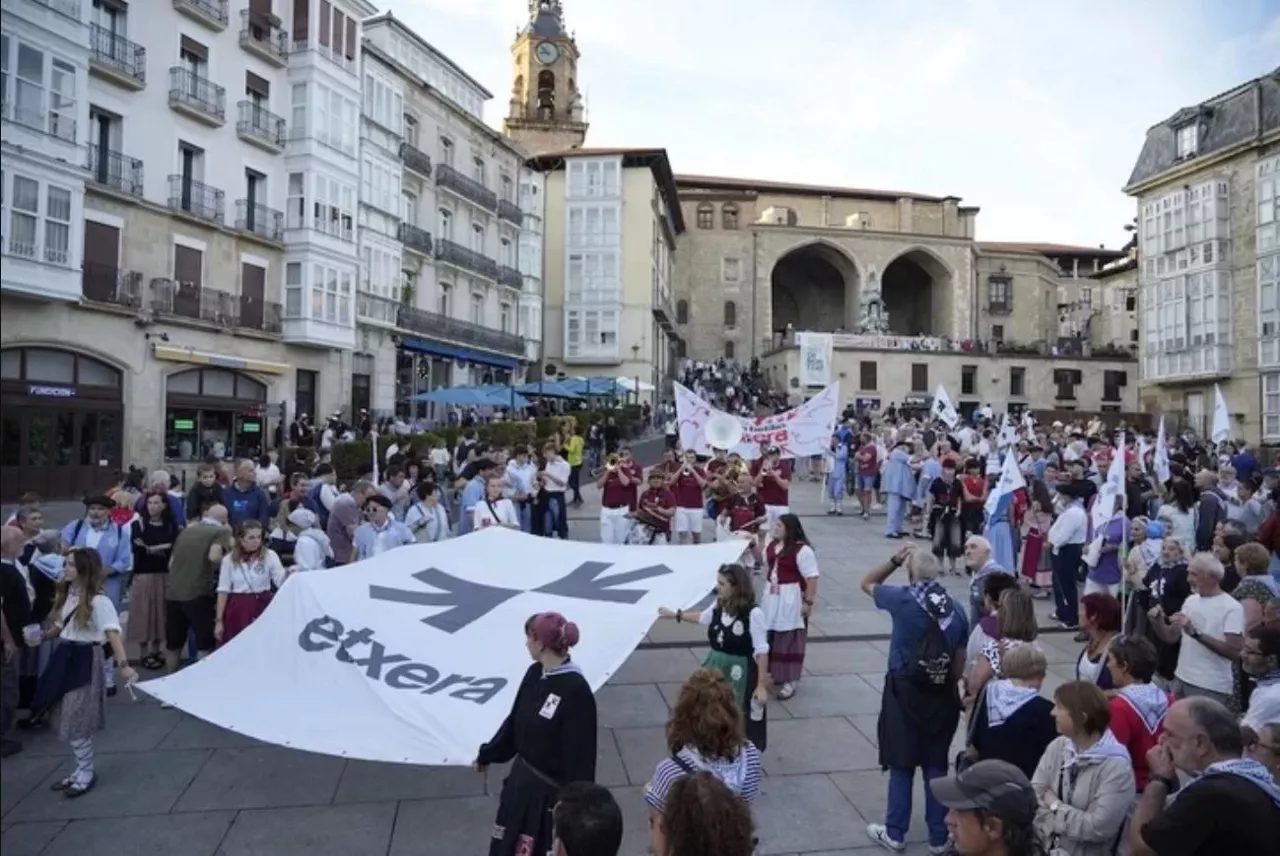 Lamenta también el uso del dolor de las víctimas con fines políticos, recordando que "cada una de ellas es dueña de su sufrimiento" y merece respeto, solidaridad y afecto.