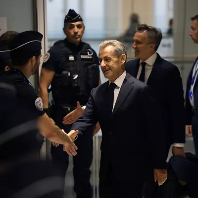 Paris (France), 25/09/2025.- Former French president Nicolas Sarkozy (C) arrives at the courthouse in Paris, France, 25 September 2025. Former president Sarkozy and twelve others, including three former ministers, stand trial for criminal conspiracy to receive funds for the 2007 presidential campaign from the regime of late Libyan leader Muammar Gaddafi. The French national financial prosecutor's office is seeking a seven-year prison sentence for the former president. Sarkozy has been convicted twice, in two separate cases, since he left office in 2012. (Francia) EFE/EPA/Teresa Suarez
