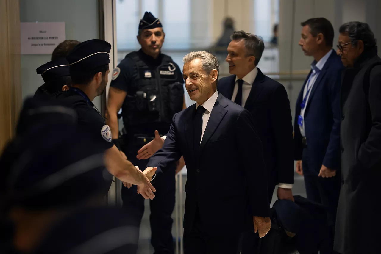Paris (France), 25/09/2025.- Former French president Nicolas Sarkozy (C) arrives at the courthouse in Paris, France, 25 September 2025. Former president Sarkozy and twelve others, including three former ministers, stand trial for criminal conspiracy to receive funds for the 2007 presidential campaign from the regime of late Libyan leader Muammar Gaddafi. The French national financial prosecutor's office is seeking a seven-year prison sentence for the former president. Sarkozy has been convicted twice, in two separate cases, since he left office in 2012. (Francia) EFE/EPA/Teresa Suarez
