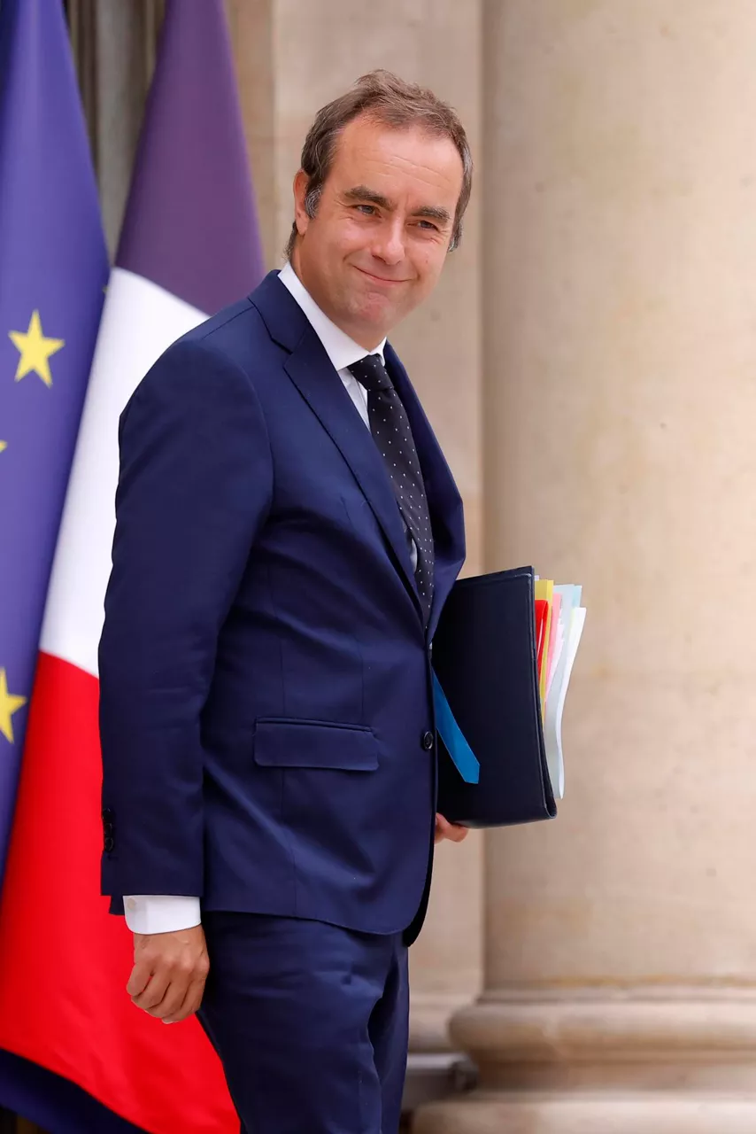 Paris (France), 03/09/2025.- French Defense Minister Sebastien Lecornu leaves the Elysee Palace following a cabinet meeting in Paris, France, 03 September 2025. The French prime minister will face a confidence vote in parliament on 08 September. (Francia) EFE/EPA/YOAN VALAT
