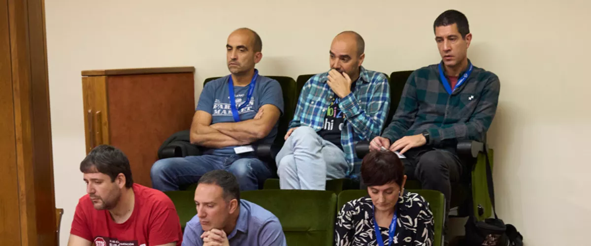 VITORIA, 13/11/2025.- Los secretarios generales de los sindicatos ELA y LAB, Mikel Lakuntza (c) y Garbiñe Aramburu (d), respectivamete, durante el Pleno del Parlamento Vasco que este jueves debate la Iniciativa Legislativa Popular (ILP) para que Euskadi pueda fijar su propio Salario Mínimo Interprofesional (SMI). EFE / L. Rico
