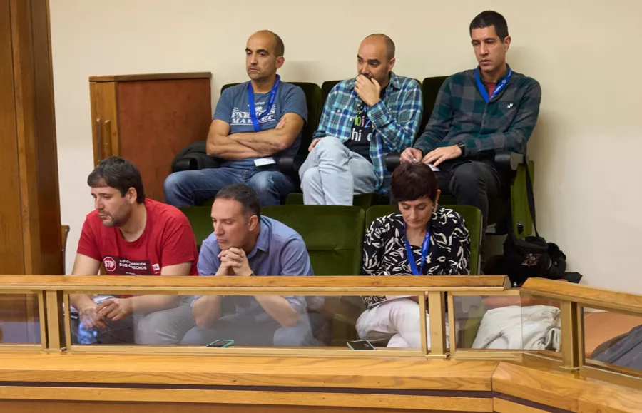 VITORIA, 13/11/2025.- Los secretarios generales de los sindicatos ELA y LAB, Mikel Lakuntza (c) y Garbiñe Aramburu (d), respectivamete, durante el Pleno del Parlamento Vasco que este jueves debate la Iniciativa Legislativa Popular (ILP) para que Euskadi pueda fijar su propio Salario Mínimo Interprofesional (SMI). EFE / L. Rico
