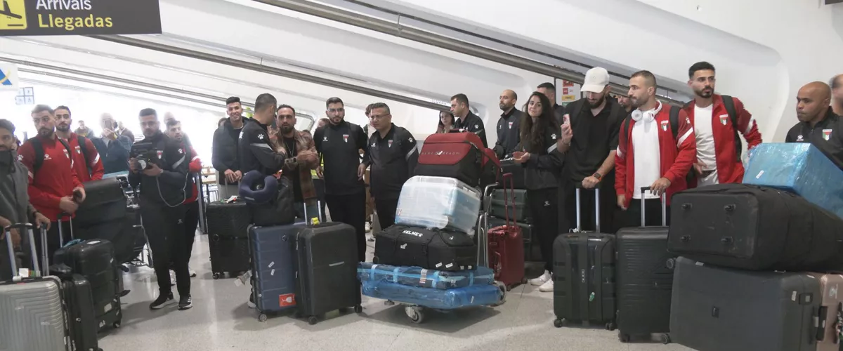 Los futbolistas palestinos han llegado este martes a mediodía al Aeropuerto de Bilbao, para su cita del sábado con la selección de fútbol de Euskadi en San Mamés. Durante su estancia en la capital vizcaína, se alojarán en una residencia de estudiantes de EHU. 