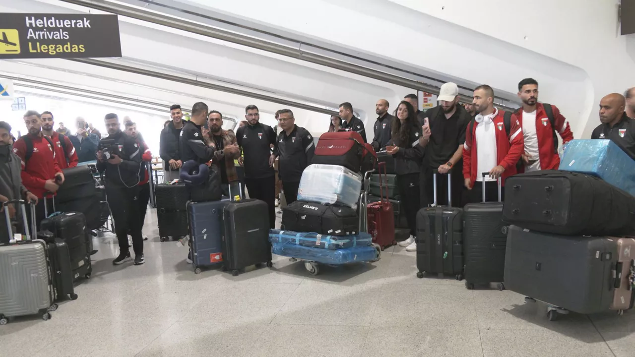 Los futbolistas palestinos han llegado este martes a mediodía al Aeropuerto de Bilbao, para su cita del sábado con la selección de fútbol de Euskadi en San Mamés. Durante su estancia en la capital vizcaína, se alojarán en una residencia de estudiantes de EHU. 