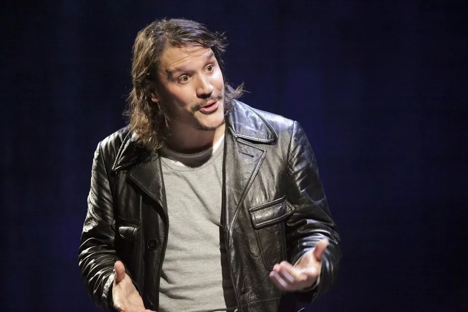 Sergio Peris-Mencheta, representando "Lluvia constante".