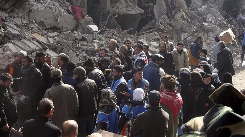 Cientos de refugiados huyen del campamento de Yarmuk en Siria. Foto: EFE