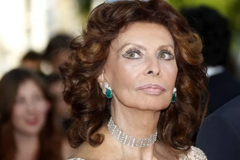 Sofía Loren posa a su llegada a la proyección de "Deux Jours, Une Nuit". Foto: Efe.