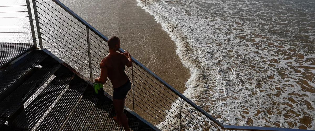 GRAFCAV5631. SAN SEBASTIÁN (ESPAÑA), 23/10/2025.- Los efectos de la borrasca 'Benjamin' se hacen notar este jueves en San Sebastián, donde las fuertes rachas de viento de hasta 146 kilómetros han provocado la caída de árboles y ramas, han desplazado mobiliario urbano, y obligado a cerrar parques y paseos marítimos y a desviar tres vuelos. EFE/Juan Herrero.
