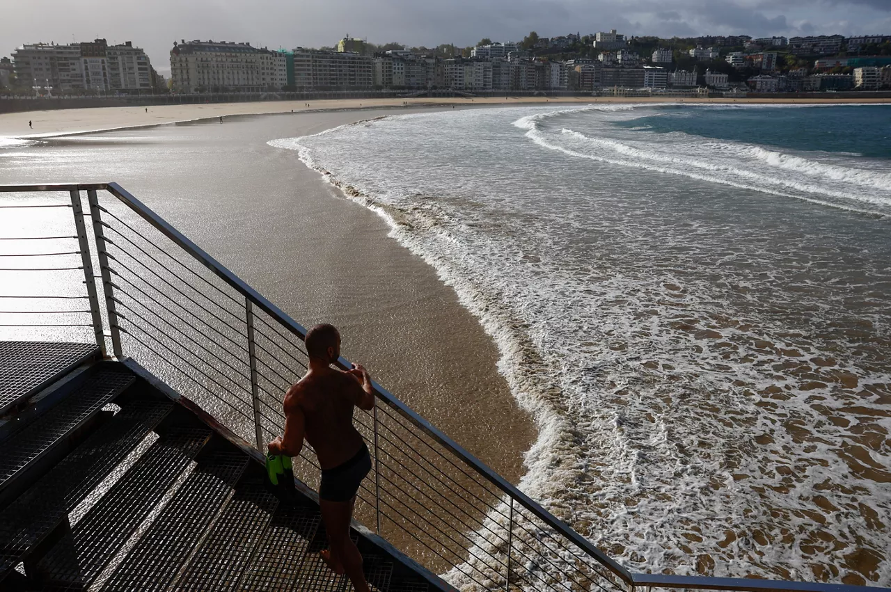 GRAFCAV5631. SAN SEBASTIÁN (ESPAÑA), 23/10/2025.- Los efectos de la borrasca 'Benjamin' se hacen notar este jueves en San Sebastián, donde las fuertes rachas de viento de hasta 146 kilómetros han provocado la caída de árboles y ramas, han desplazado mobiliario urbano, y obligado a cerrar parques y paseos marítimos y a desviar tres vuelos. EFE/Juan Herrero.
