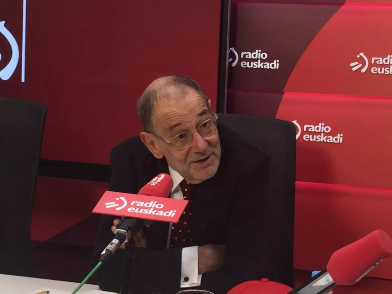 Javier Solana NATOko idazkari nagusi ohia Radio Euskadiko estudioan.