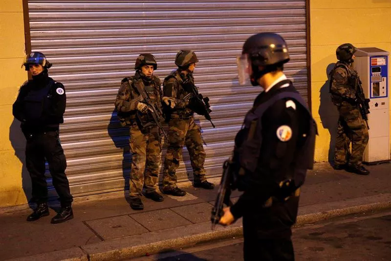 Operazioa Saint Denisen, Parisetik gertu. Argazkia: EFE
