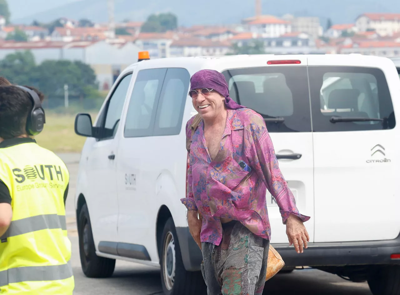 El guitarrista del músico estadounidense Bruce Springsteen, Steven Van Zandt, a su llegada al aeropuerto de Hondarribia