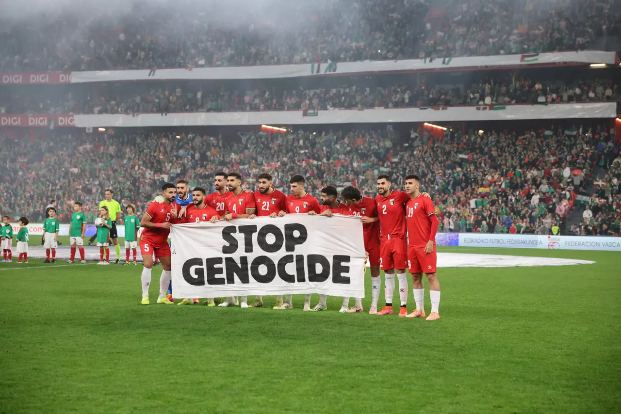 BILBAO, 15/11/2025.- Los jugadores de la selección de Palestina, antes del partido amistoso que las selecciones de Euskadi y Palestina disputan este sábado en el estadio de San Mamés, en Bilbao. EFE7Luis Tejido
