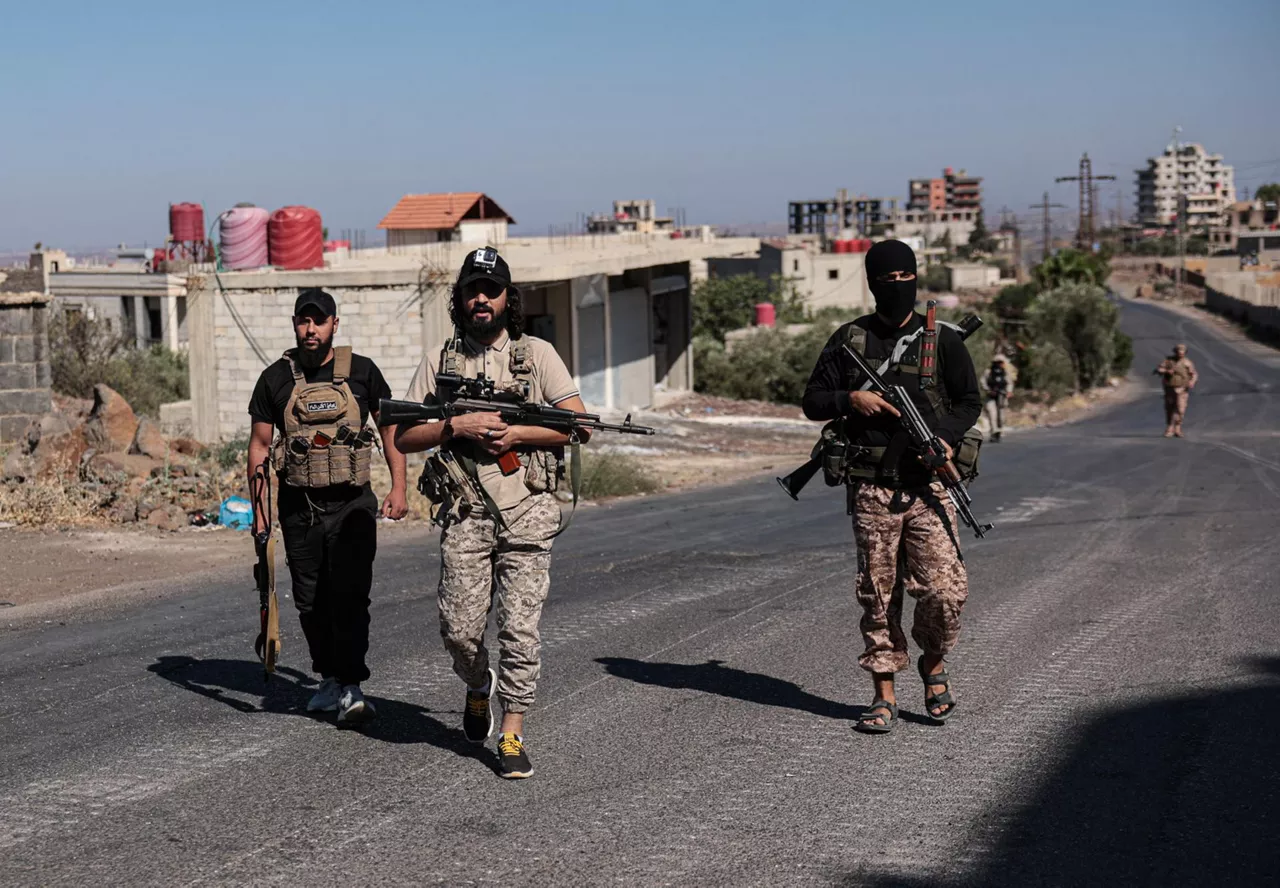 FOTODELDÍA Al Sueida (República Árabe Siria), 16/07/2025.- Las fuerzas de seguridad sirias se despliegan en medio de los enfrentamientos en curso en la ciudad sureña de Al Sueida, este miércoles. Damasco desplegó tropas en la provincia de Al Sueida, predominantemente drusa, tras los enfrentamientos entre combatientes drusos y tribus beduinas que causaron la muerte de decenas de personas. El ministro de Defensa sirio anunció un alto el fuego el 15 de julio en la ciudad de Al Sueida, a la que las tropas sirias entraron por la mañana. Sin embargo, la zona está siendo escenario de violentos enfrentamientos entre las fuerzas gubernamentales y militantes drusos. EFE/ Mohammed Al Rifai
