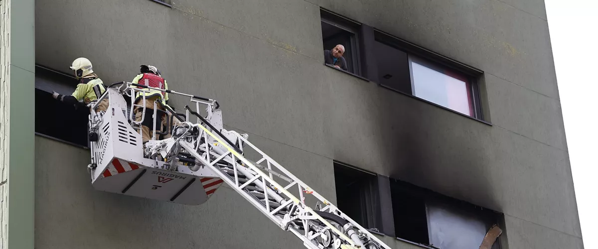 BARAKALDO (BIZKAIA), 13/11/2025.- Un hombre de 48 años y de nacionalidad española ha resultado herido de gravedad tras arrojarse desde una ventana tratando huir de un incendio originado de madrugada en un tercer piso del municipio vizcaíno de Barakaldo, donde también han resultado heridos otros tres hombres. EFE/ Miguel Toña
