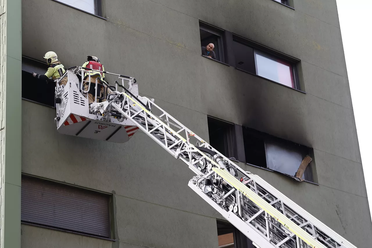 BARAKALDO (BIZKAIA), 13/11/2025.- Un hombre de 48 años y de nacionalidad española ha resultado herido de gravedad tras arrojarse desde una ventana tratando huir de un incendio originado de madrugada en un tercer piso del municipio vizcaíno de Barakaldo, donde también han resultado heridos otros tres hombres. EFE/ Miguel Toña
