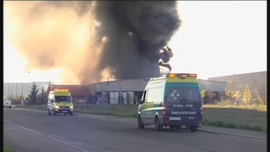 Imagen del incendio en Sertego Interenvases (Araia, Araba). Imagen de archivo: EiTB