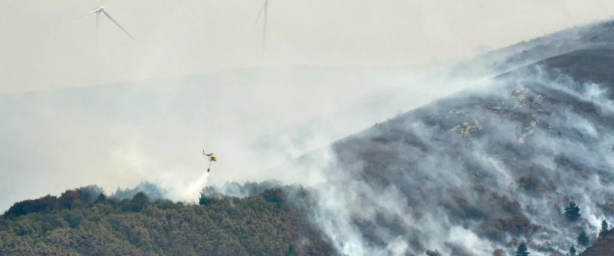 ARRIOLA (ÁLAVA), 19/10/2025.- Bomberos de los tres territorios vascos han trabajado toda la noche para sofocar el incendio forestal que se originó anoche en la Sierra de Elguea, entre Arriola y Narbaiza (Álava). EFE/L.Rico
