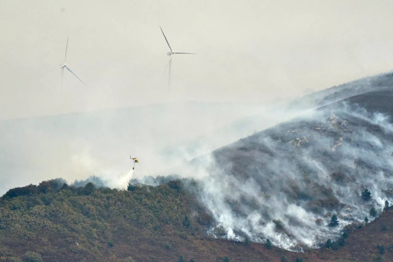 ARRIOLA (ÁLAVA), 19/10/2025.- Bomberos de los tres territorios vascos han trabajado toda la noche para sofocar el incendio forestal que se originó anoche en la Sierra de Elguea, entre Arriola y Narbaiza (Álava). EFE/L.Rico
