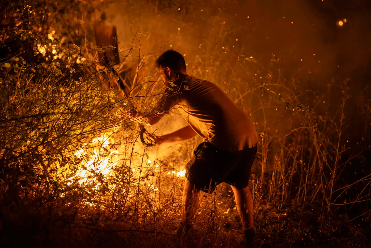 A RÚA (OURENSE), 16/08/2025.- Una persona realiza labores de extinción en el incendio forestal de A Rúa (Ourense). EFE/ Brais Lorenzo
