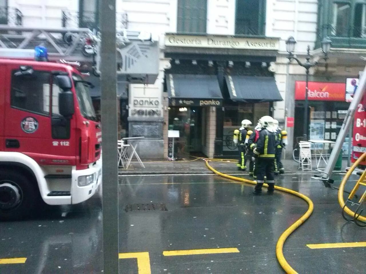 Bomberos trabajan en un incendio en Bilbao.