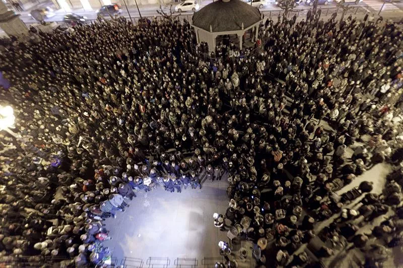 Concentración en Tafalla para apoyar a la familia del joven fallecido durante una pelea. Foto: EFE