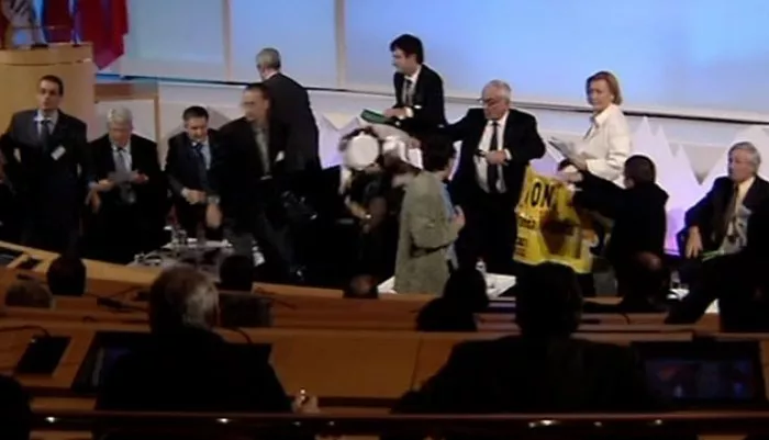 Momento del tartazo a la presidenta de Navarra, Yolanda Barcina, en 2011. Foto: EiTB