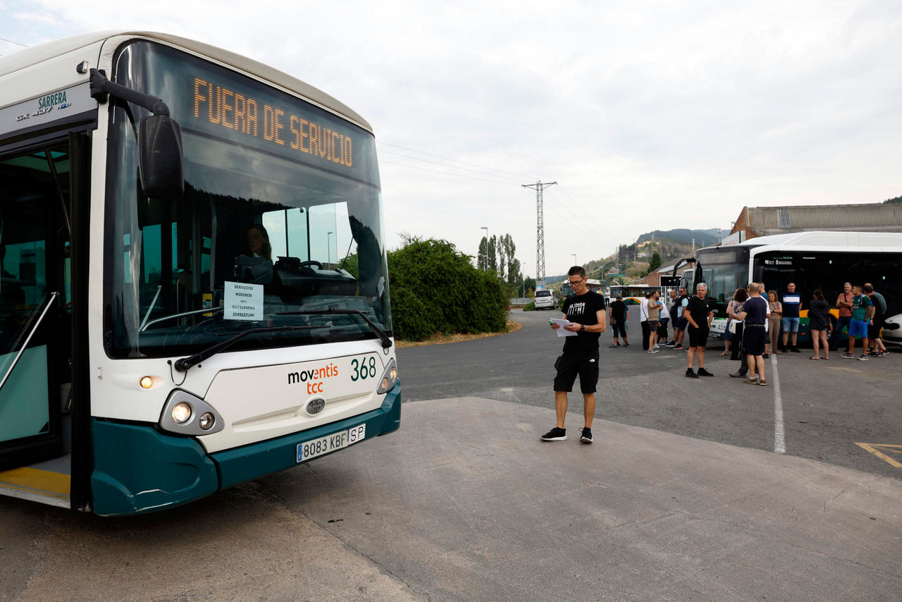 PAMPLONA, 02/07/2025.- La huelga de autobuses del transporte urbano comarcal ha comenzado este miércoles conforme a lo previsto, con un seguimiento "del cien por cien" y con el cumplimiento de los servicios ya regulados como mínimos, a la espera de que se pueda establecer una nueva negociación del convenio. Fuentes del Comité de Empresa, han indicado que el inicio de la primera jornada de huelga, confirmada ayer por decisión de los trabajadores en votación, transcurre "conforme a lo previsto" y con los usuarios que "parece que comprenden que estamos poniendo de nuestra parte". Sobre la huelga indefinida, que de continuar afectará a los Sanfermines que comienzan este domingo -nueves días en los que el transporte urbano es fundamental para la ciudad y en el que la empresa TCC consigue sus mejores cifras de usuarios-, las mismas fuentes han señalado que están "esperando a que alguien se ponga en medio entre la empresa y nosotros a ver si puede ayudar a negociar" y acercar posturas. EFE/ Jesús Diges

