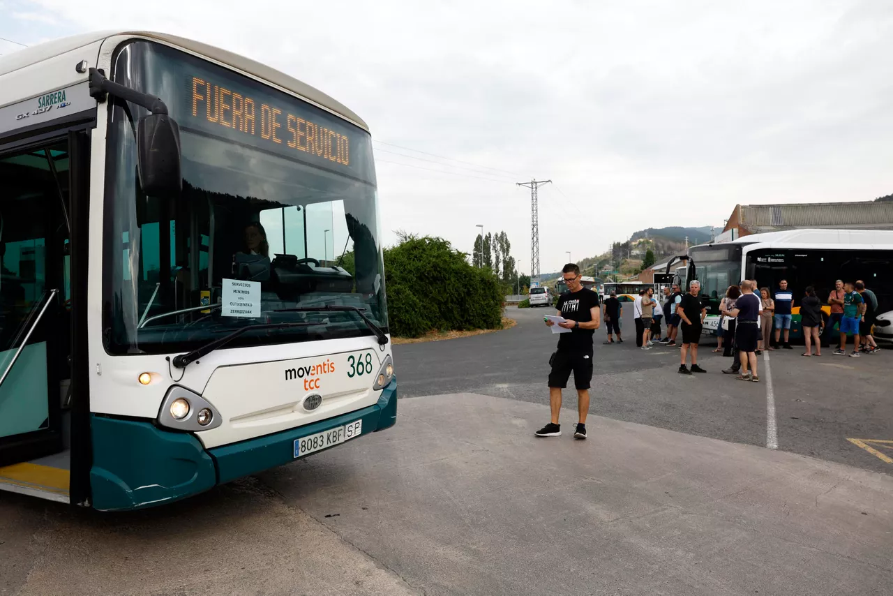 PAMPLONA, 02/07/2025.- La huelga de autobuses del transporte urbano comarcal ha comenzado este miércoles conforme a lo previsto, con un seguimiento "del cien por cien" y con el cumplimiento de los servicios ya regulados como mínimos, a la espera de que se pueda establecer una nueva negociación del convenio. Fuentes del Comité de Empresa, han indicado que el inicio de la primera jornada de huelga, confirmada ayer por decisión de los trabajadores en votación, transcurre "conforme a lo previsto" y con los usuarios que "parece que comprenden que estamos poniendo de nuestra parte". Sobre la huelga indefinida, que de continuar afectará a los Sanfermines que comienzan este domingo -nueves días en los que el transporte urbano es fundamental para la ciudad y en el que la empresa TCC consigue sus mejores cifras de usuarios-, las mismas fuentes han señalado que están "esperando a que alguien se ponga en medio entre la empresa y nosotros a ver si puede ayudar a negociar" y acercar posturas. EFE/ Jesús Diges
