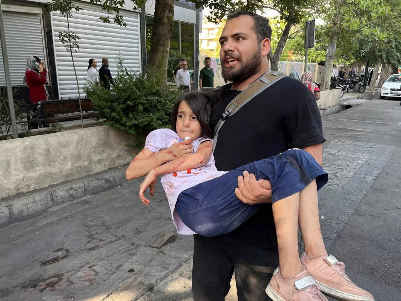 TEHRAN (Iran (Islamic Republic Of)), 15/06/2025.- A man carries his wounded child following an Israeli airstrike in central Tehran, Iran, 15 June 2025. Israel continued to target sites in Iran, after launching strikes across the country’s nuclear and energy facilities on 13 June as part of operation 'Rising Lion'.  (Teherán) EFE/EPA/ABEDIN TAHERKENAREH
