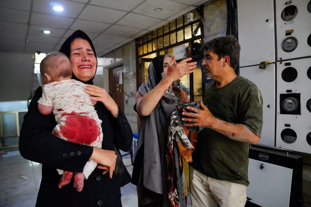 TEHRAN (IRAN(Islamic Republic Of)), 15/06/2025.- Wounded people react following an Israel airstrike in central Tehran, Iran, 15 June 2025. Israel and Iran have been exchanging fire since Israel attacked Iran on 13 June 2025 as part of operation 'Rising Lion'. (Teherán) EFE/EPA/AMIR KHOLOUSI
