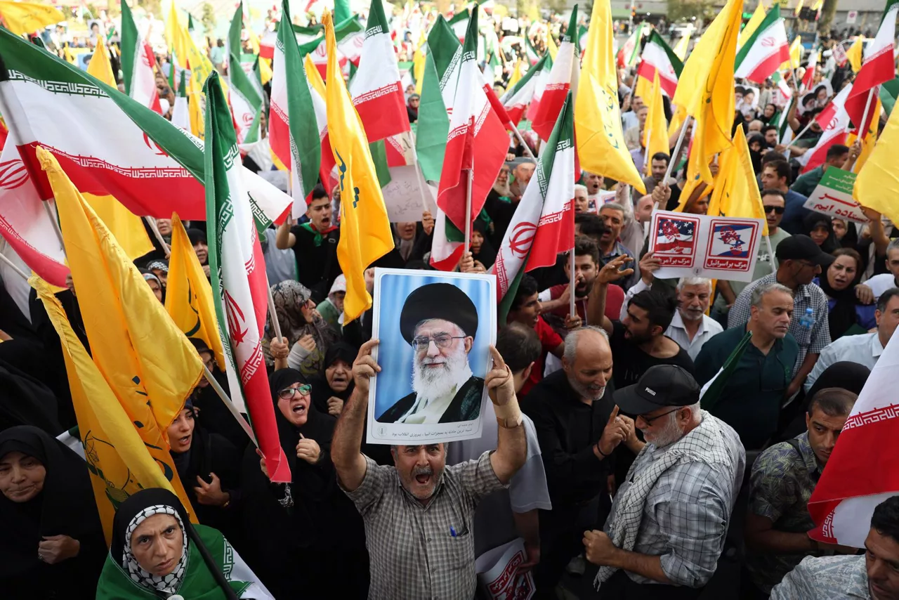 FOTODELDÍA - TEHRAN (IRÁN), 24/06/2025.- Un iraní sostiene un retrato del líder supremo iraní, el ayatolá Alí Jamenei, entre banderas nacionales de Irán durante una manifestación en Teherán, Irán, el 24 de junio de 2025. El ejército israelí acusó a Irán de violar el alto el fuego al lanzar misiles al espacio aéreo israelí. El Estado Mayor de las Fuerzas Armadas iraníes, Abdolrahim Mousavi, negó haber disparado misiles hacia Israel, según informaron medios estatales iraníes. EFE/ABEDIN TAHERKENAREH
