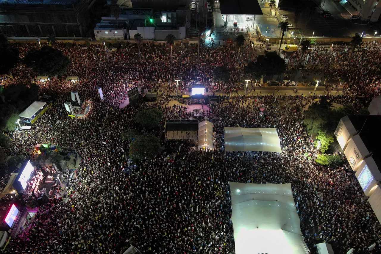 TEL AVIV, 2/08/2025.- Unos 60.000 manifestantes se congregaron este sábado en Plaza de los Rehenes de Tel Aviv para reclamar un acuerdo de alto el fuego que traiga de vuelta a los cautivos en Gaza, en una protesta con más asistentes de lo habitual después de que las milicias palestinas de Gaza difundieran vídeos de dos secuestrados mostrando una delgadez extrema. EFE/Movimiento prodemocracia israelí/Yair Palti -SOLO USO EDITORIAL/SOLO DISPONIBLE PARA ILUSTRAR LA NOTICIA QUE ACOMPAÑA (CRÉDITO OBLIGATORIO)-
