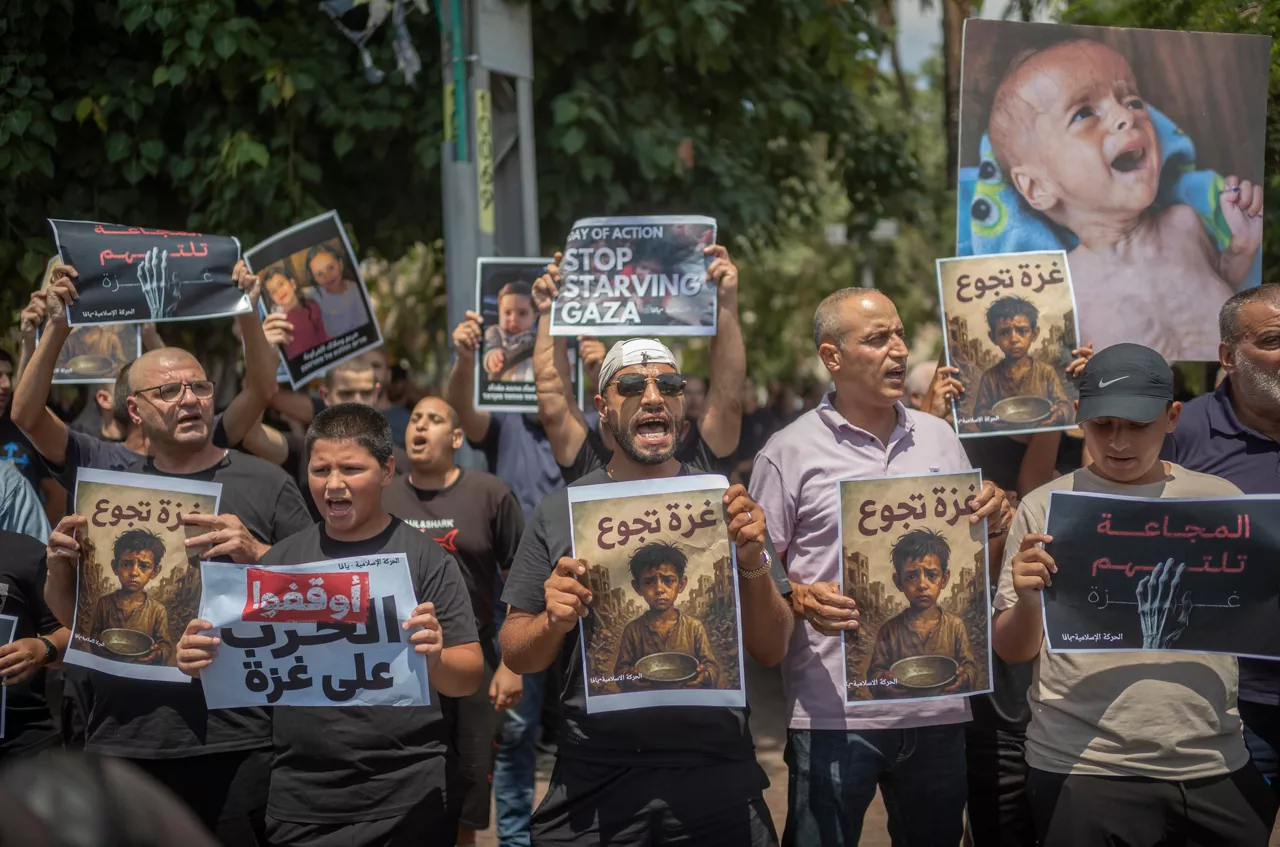 (Foto de ARCHIVO)

25 July 2025, Israel, Tel Aviv: People hold placards during a protest in Jaffa calling for the end of the Israeli war and the starvation of Palestinians in Gaza Strip. Photo: Ilia Yefimovich/dpa



25/7/2025 ONLY FOR USE IN SPAIN