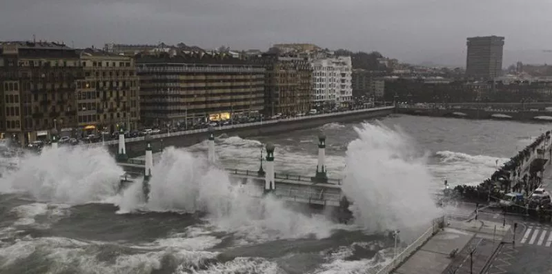 El temporal golpeó con fuerza la Costa Vasca. EFE.