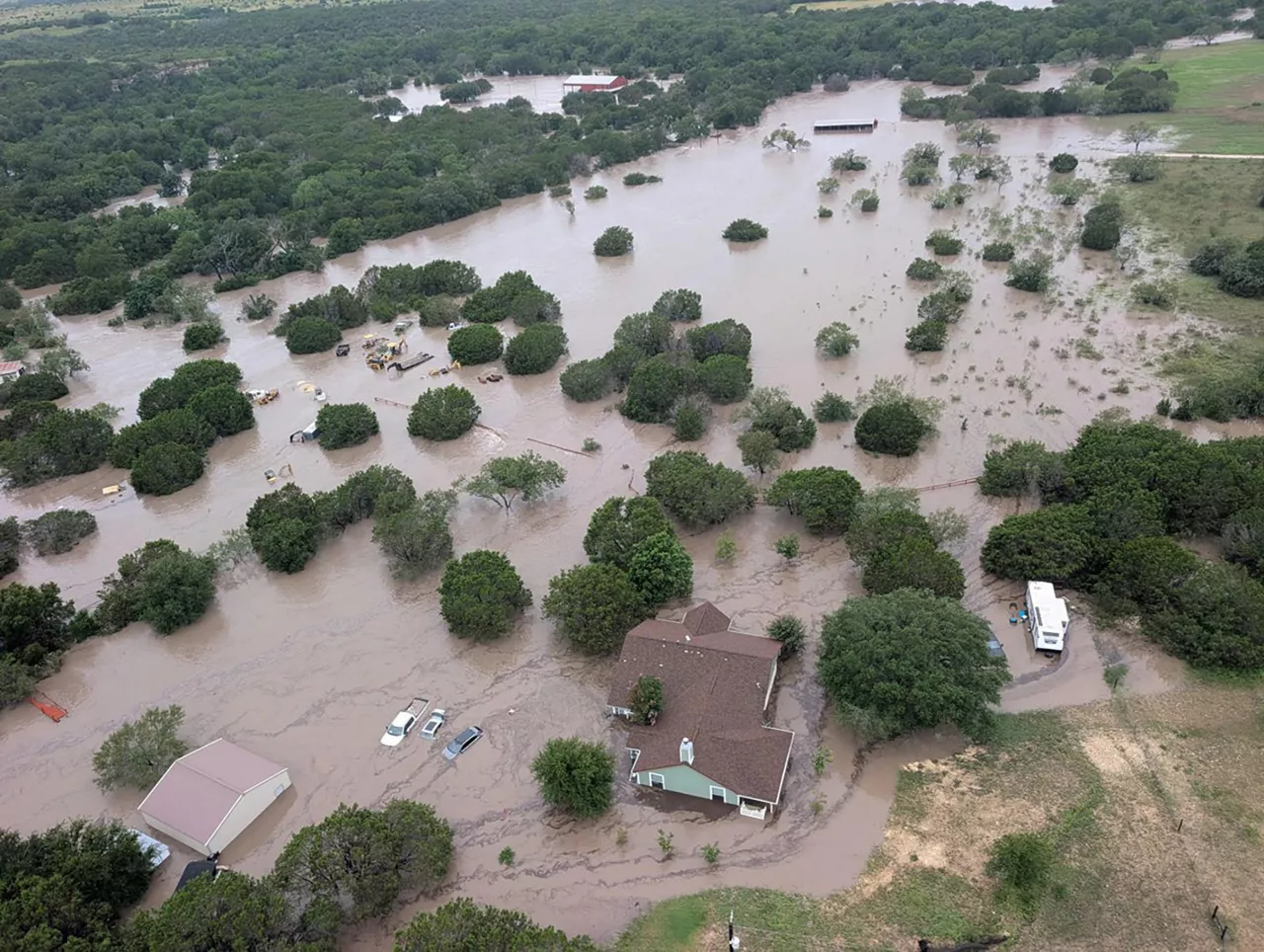 AME894. KERRVILLE (ESTADOS UNIDOS), 05/07/2025.- Fotografía cedida por la Guardia Costera de los Estados Unidos que muestra una inundación este sábado, en el área de Kerrville, Texas (EE.UU.). El número de fallecidos confirmados en el centro-sur de Texas a causa de las graves inundaciones que afectan a la zona aumentó este sábado a 27, según informaron autoridades locales, que añadieron que aún no se ha localizado a las más de 20 niñas que estaban alojadas en un campamento de verano y que se desconoce el número total de desaparecidos. EFE/Guardia Costera de los Estados Unidos /SOLO USO EDITORIAL NO VENTAS/SOLO DISPONIBLE PARA ILUSTRAR LA NOTICIA QUE ACOMPAÑA (CRÉDITO OBLIGATORIO)
