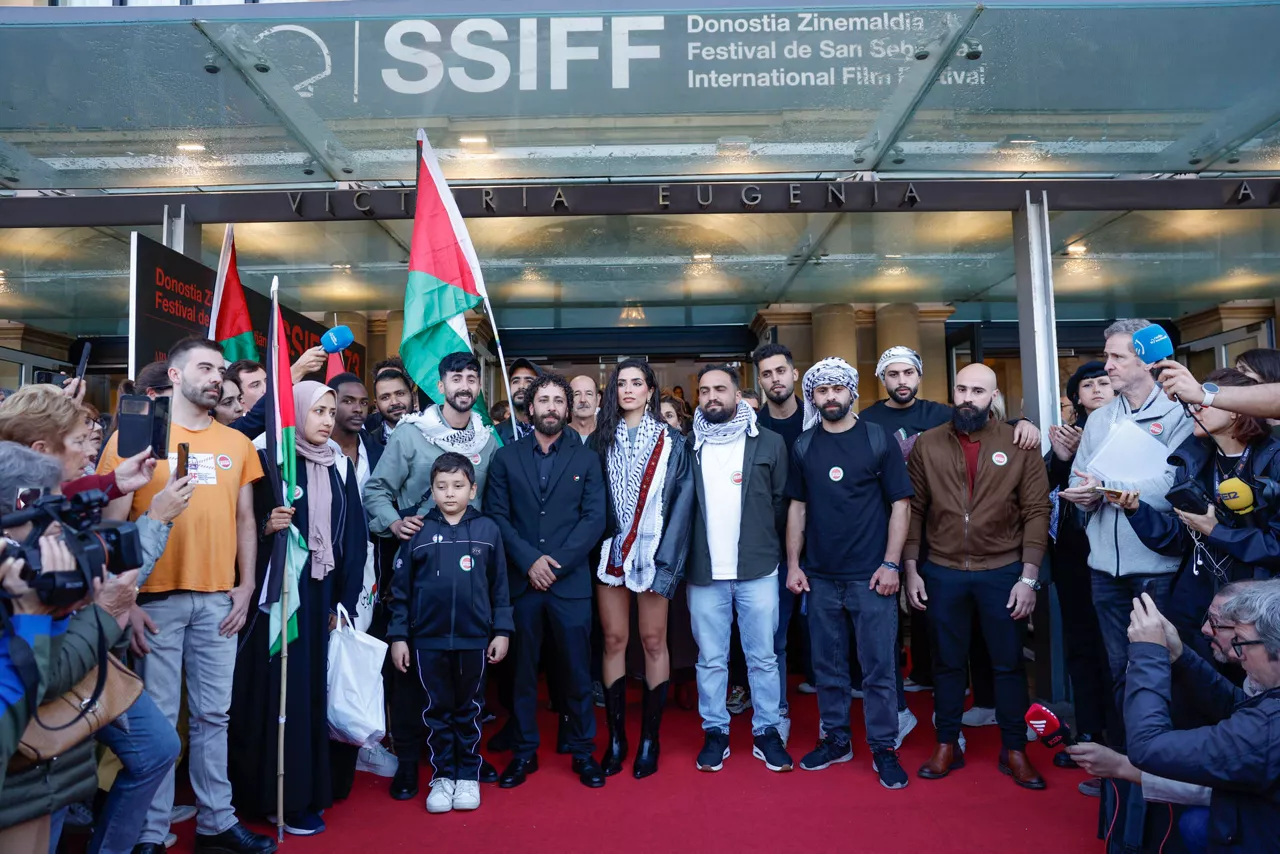 SAN SEBASTIÁN, 24/09/2025.- El director y la actriz palestinos Motaz Malhees (c-i) y Saja Kilani (c-d), este miércoles durante la concentración propalestina en el 73 Festival Internacional de Cine de San Sebastián.- EFE/ Javier Etxezarreta
