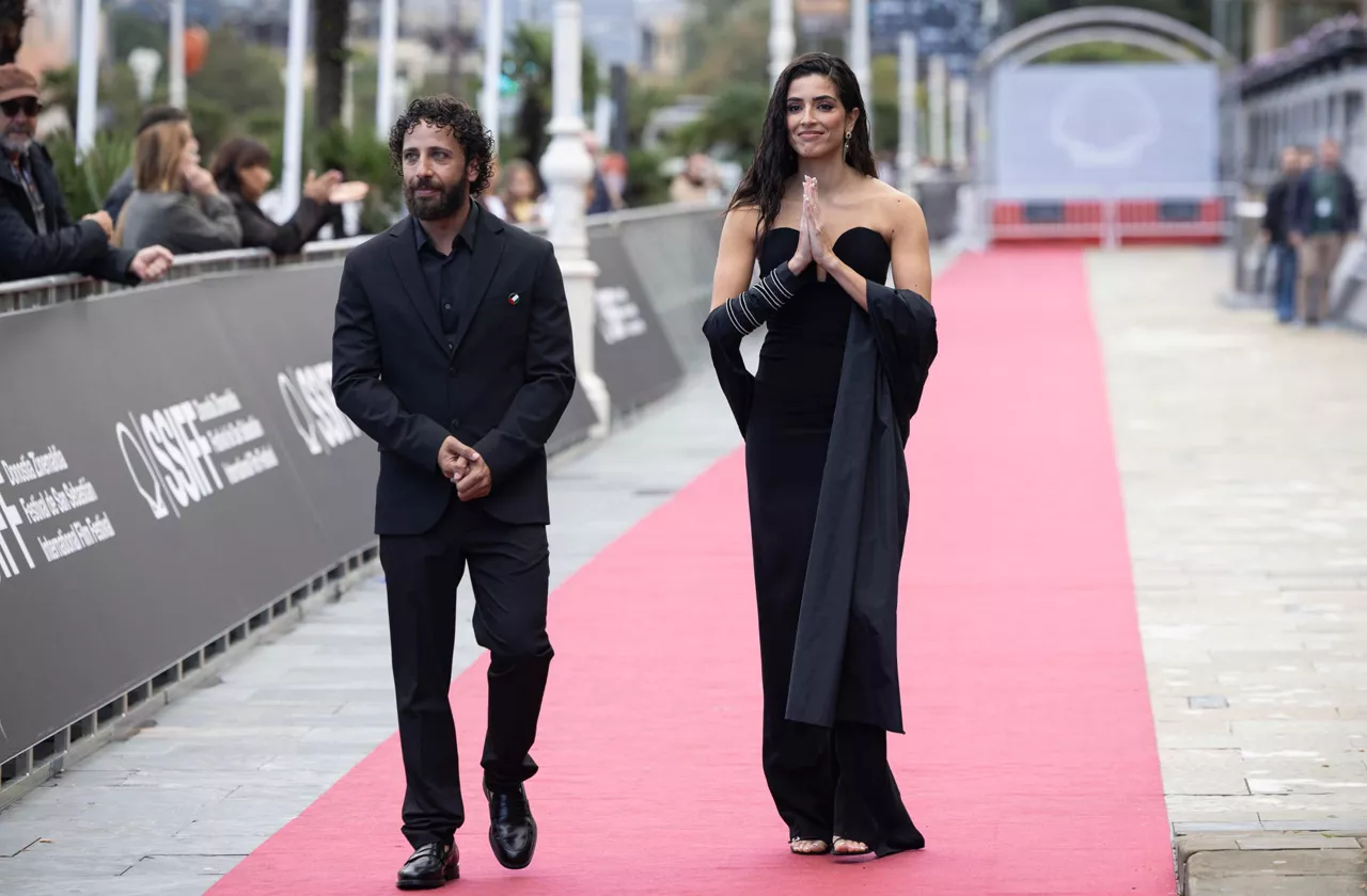 SAN SEBASTIÁN, 24/09/2025.- El director y la actriz palestinos Motaz Malhees y Saja Kilani, respectivamente, posan este miércoles en la alfombra roja del 73 Festival Internacional de Cine de San Sebastián, donde han presentado su película "La voz de Hind" en la sección Perlas del certamen. EFE/ Javier Etxezarreta
