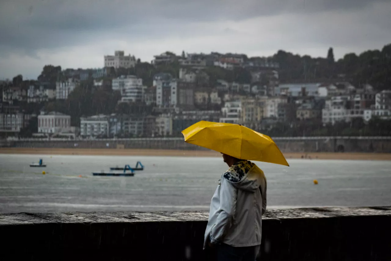 SAN SEBASTIÁN, 20/08/2025.- Una mujer observa el mar este miércoles en San Sebastián. Los cielos del País Vasco se presentan hoy nubosos, caerán chubascos débiles, que en la vertiente cantábrica podrían ser fuertes y tormentosos, las temperaturas mínimas se mantendrán estables o bajarán ligeramente y el viento soplará flojo a moderado del oeste, y se fijará durante la mañana a noroeste. EFE/Javier Etxezarreta
