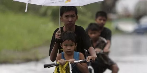 El tifón Haiyan azota las islas Filipinas. Foto: EFE.